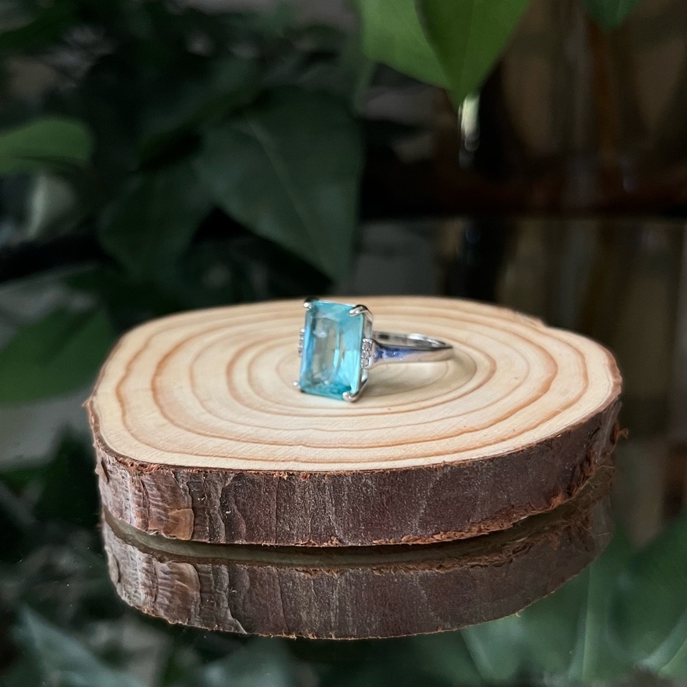Elegant Silver and Aquamarine Gemstone Ring